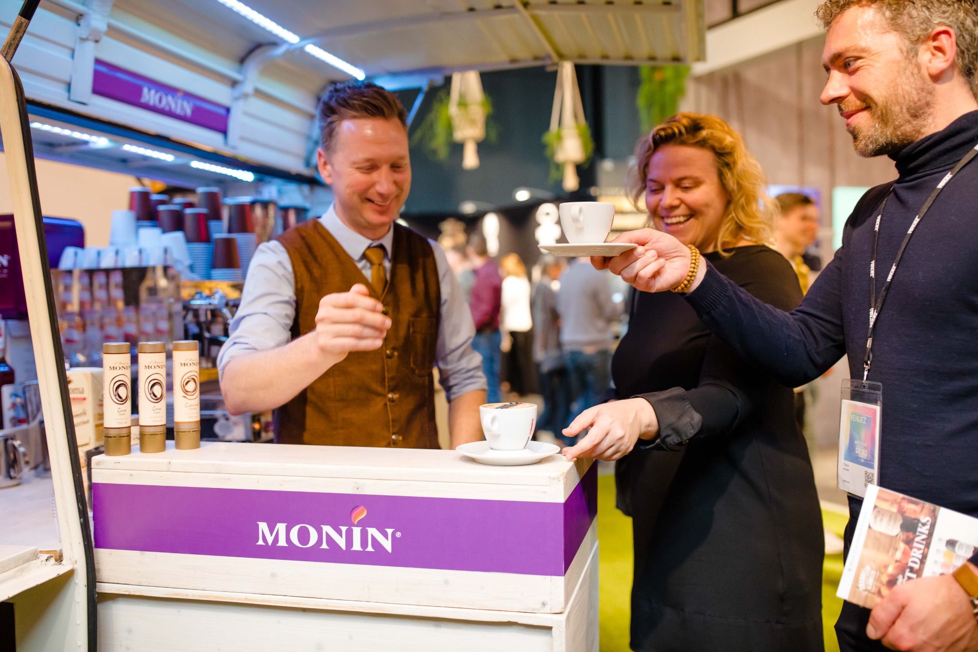 Baristabar serveert verse koffie aan bezoekers tijdens bedrijfsevent en beurs