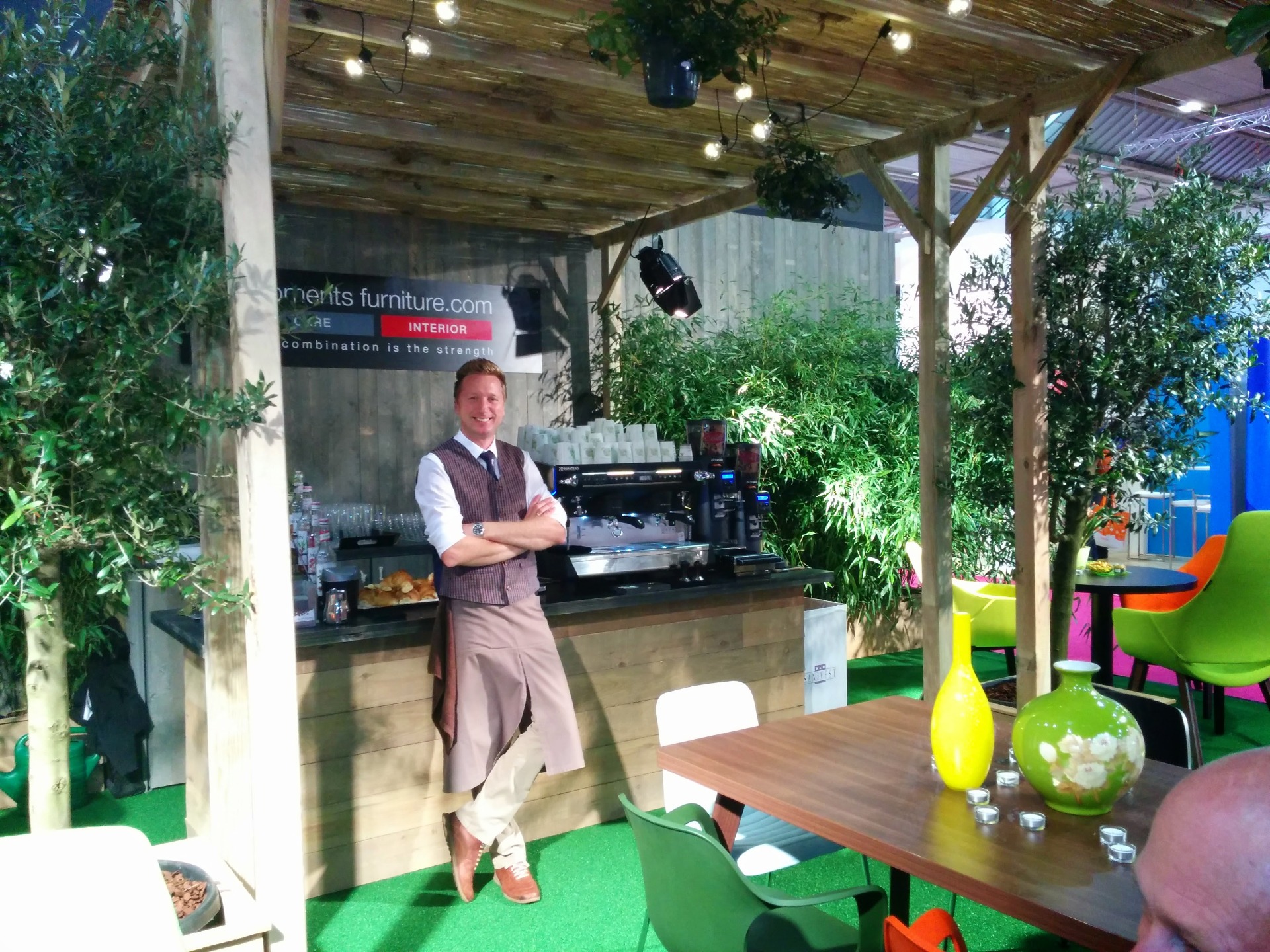 Mobiele koffiebar van Baristabar op outdoor brand activation met gebrande mobiele bar en barista in actie